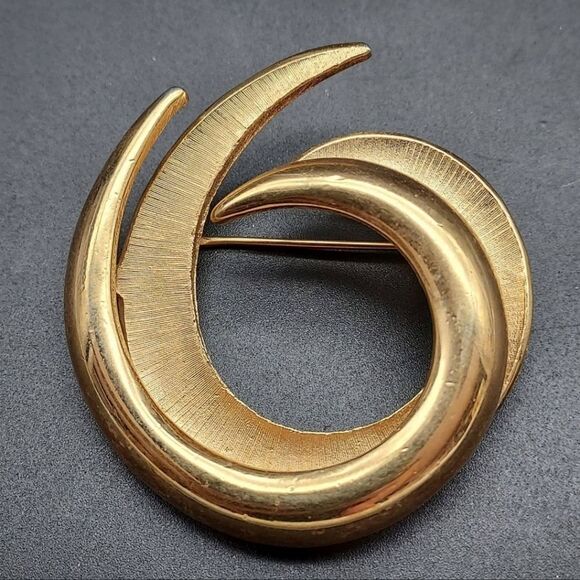 VINTAGE 1960'S CROWN TRIFARI SWRL BRUSHED GOLD PIN 1 7/8 EXCELLENT CONDITION - Picture 11 of 14